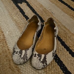 Peter Millar Snakeskin Print Women's Flats, 8.5, GUC, neutral Chic, Comfortable